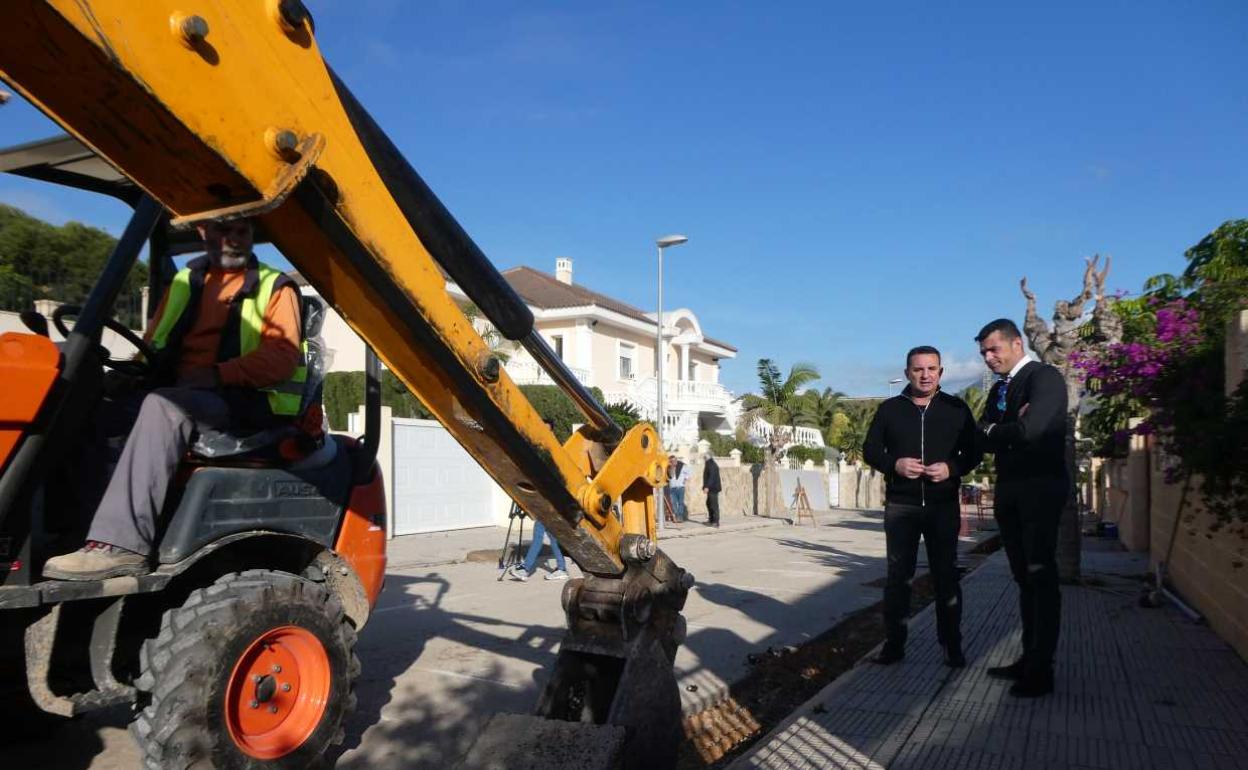 Bernabé Cano, alcalde de La Nucía, visita las obras de la urbanización Miramar