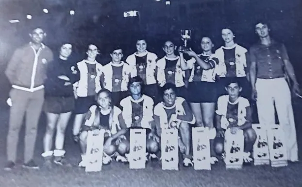 El Hércules femenino luce un trofeo tras un partido.