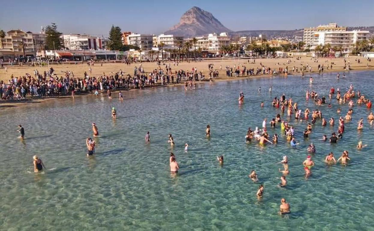 Imagen de uno de los baños benéficos en la playa del Arenal de Xàbia. 