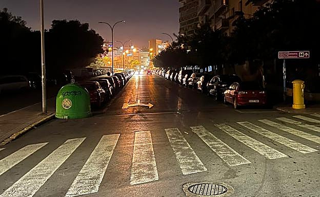Otra de las calles del barrio que dan al monte Benacantil en completa oscuridad. 