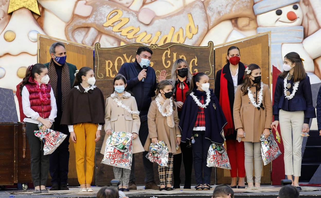 El alcalde, la vicealcaldesa, la bellea del foc infantil y sus damas de honor. 