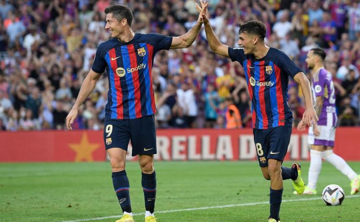 Lewandowski y Pedri celebran un gol al Valladolid 