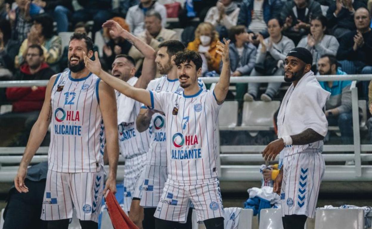 Gatell, Arcos y Blaylock celebran la victoria 