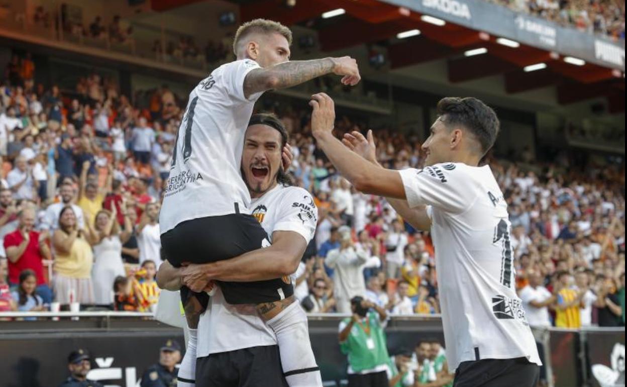 Cavani, Castillejo y Almeida celebran un gol del Valencia 