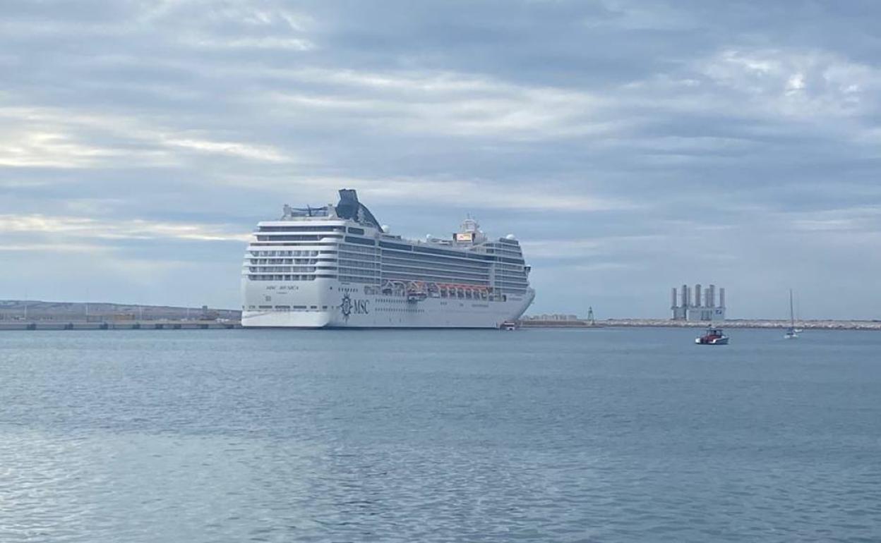 Imagen de un crucero amarrado en uno de los muelles del puerto de Alicante