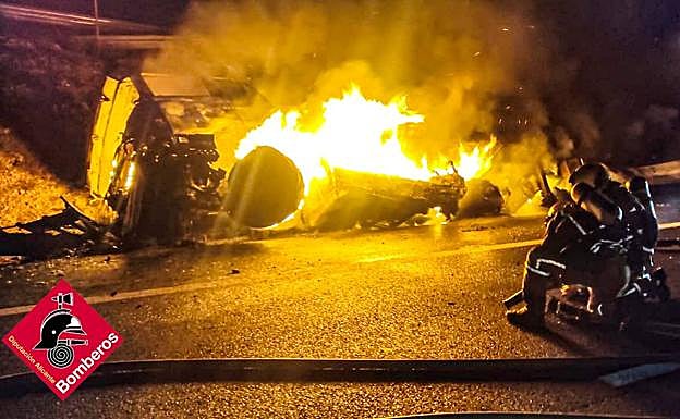 Los efectivos del Consorcio de Bomberos, en plena actuación.