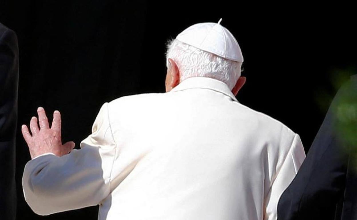 Benedicto XVI se despide tras una audiencia pública en la Plaza de San Pedro, durante su Pontificado.