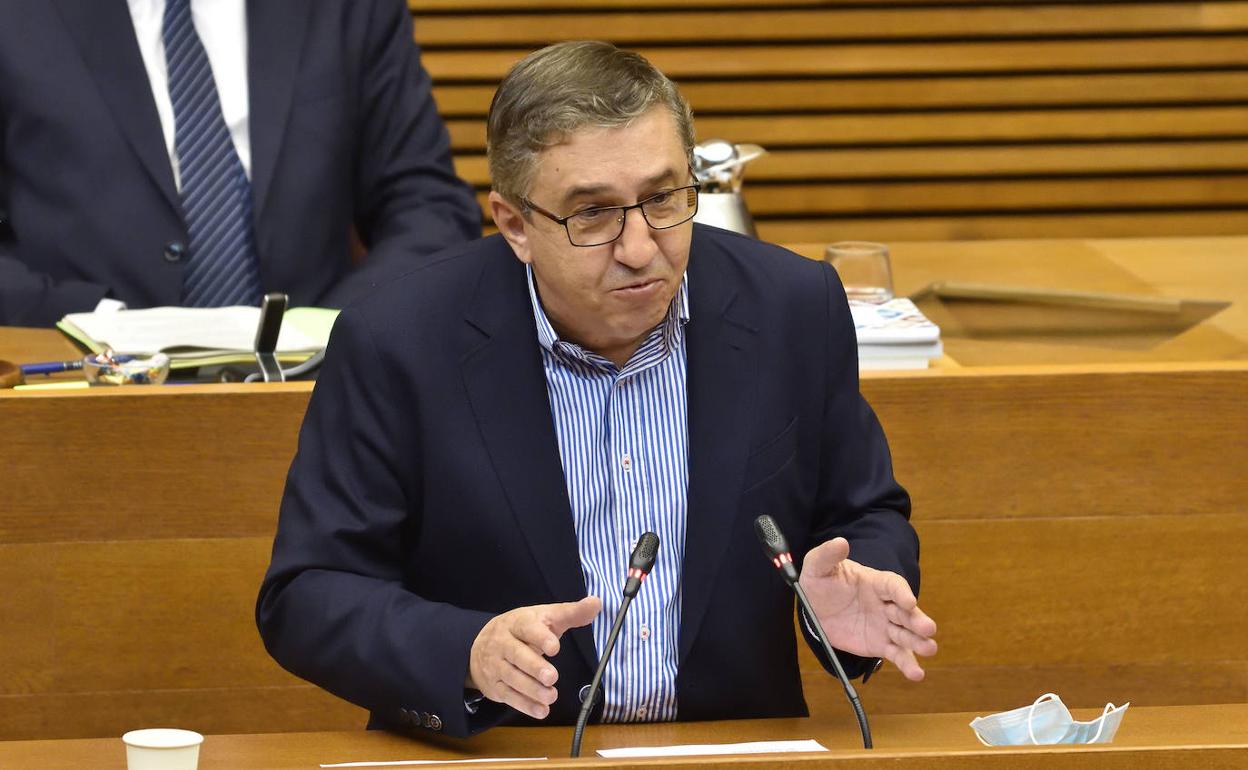 José Antonio Rovira, portavoz adjunto del Grupo Parlamentario Popular (GPP), en la tribuna de Les Corts. 