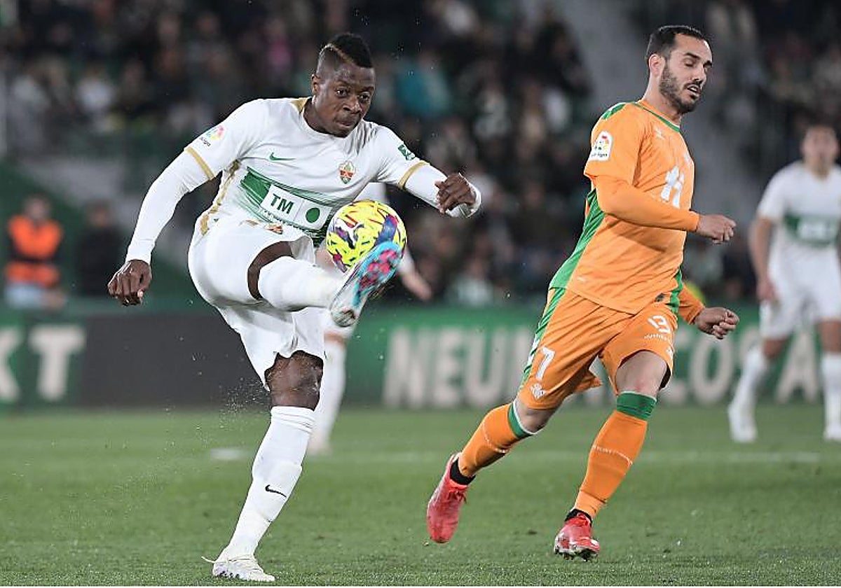 El colombiano Helibelton Palacios despeja el balón ante el bético Juanmi