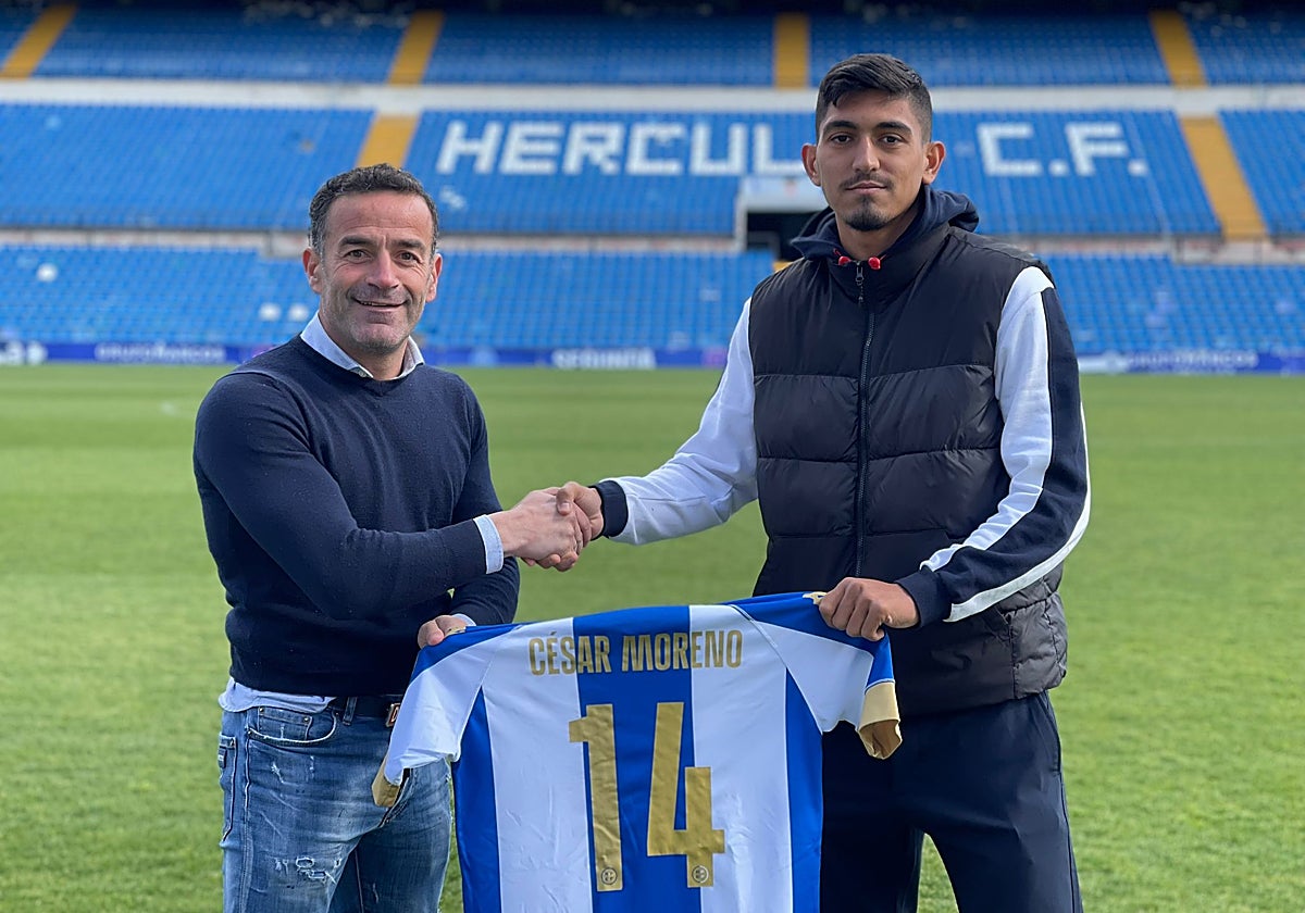 El secretario técnico del Hércules Paco Peña estrecha la mano de César Moreno