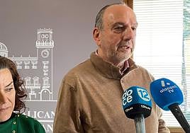 El secretario general socialista, Miguel Millana en declaraciones en el Ayuntamiento de Alicante