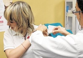 Joven se vacuna contra el virus causante del total de casos de cáncer de Cérvix