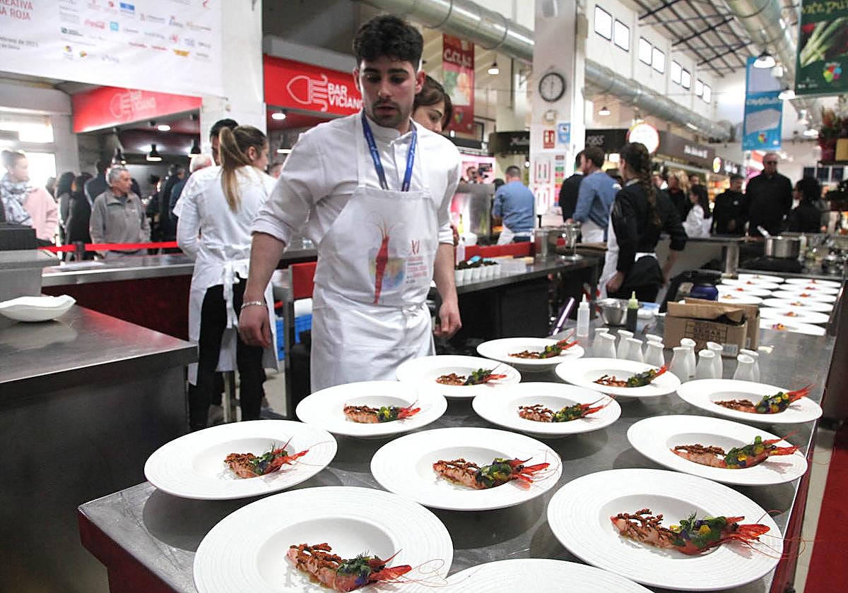 El chef Juan Francisco Pérez con su plato en el concurso de Cocina Creativa en Dénia.