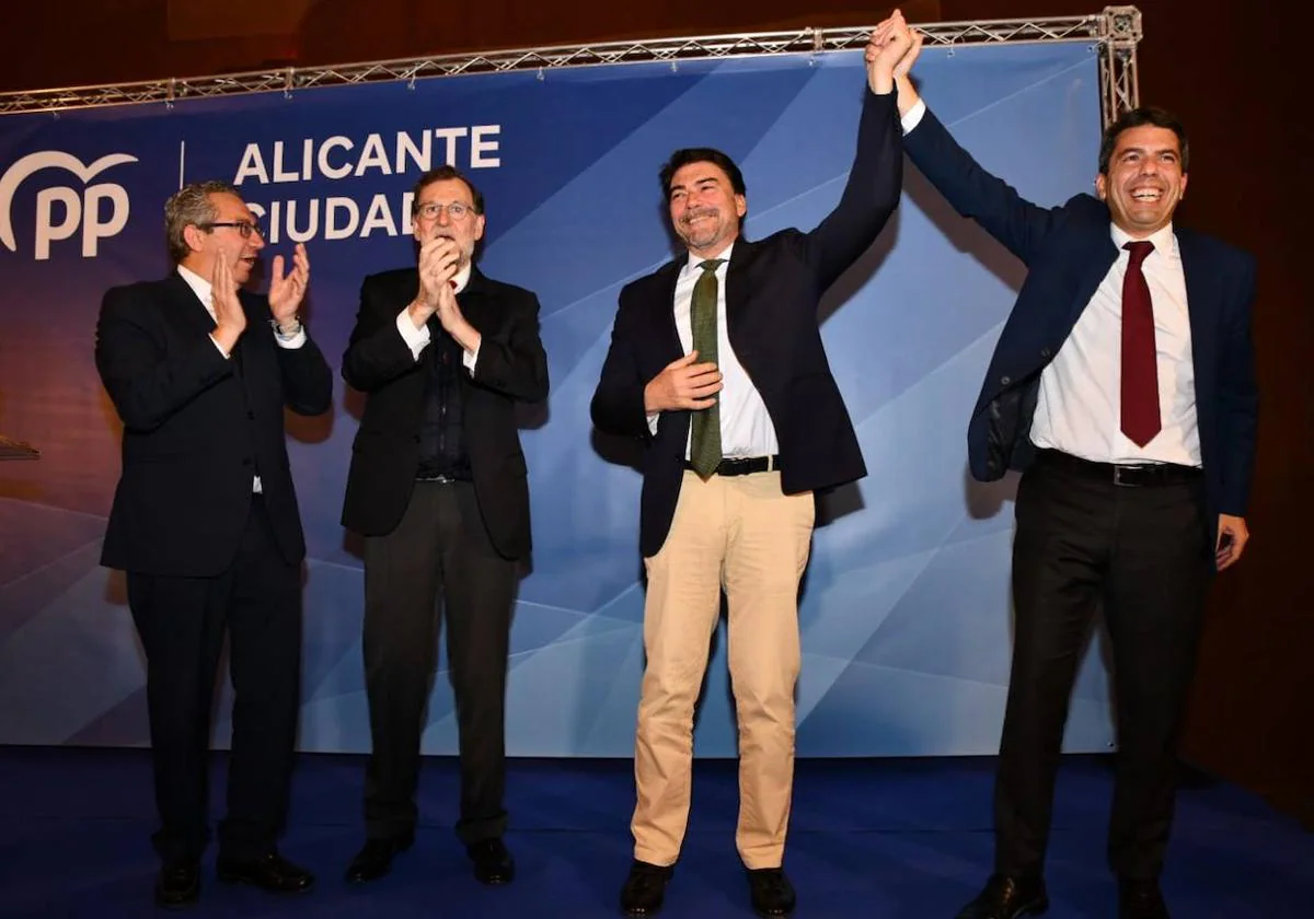 Carlos Mazón y Luis Barcala levantan el brazo, en presencia del presidente del PP provincial, Toni Pérez, y del expresidente del Gobierno Mariano Rajoy.