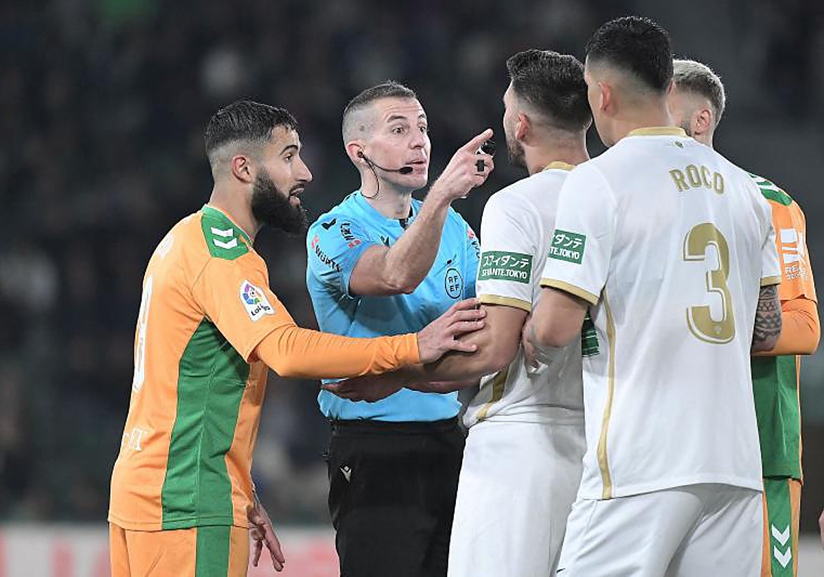 Iglesias Villanueva señala a Lucas Boyé ante la mirada de Enzo Roco y Fekir