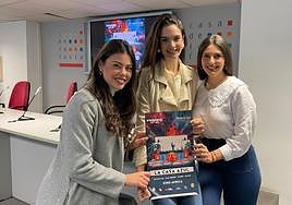 La bellea del foc, Belén Mora, y sus dames d'honor, Paula Carpena y Andrea Postigo, durante la presentación del 'Fogueres Fest' 2023.