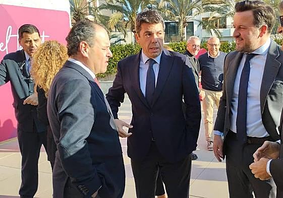 Carlos Mazón junto a Carlos Baño y Pablo Ruz a su llegada al acto de Cámara en Elche.