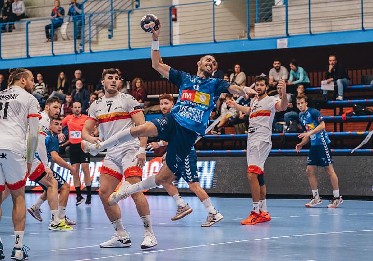 Iker Serrano lanza a portería ante el PAUC francés