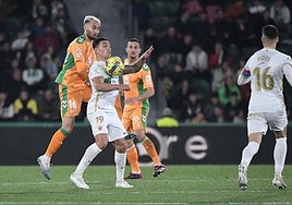 Ezequiel Ponce intenta controlar el balón junto a su compatriota Pezzella