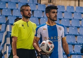 Sandro Toscano se dispone a realizar un saque de banda