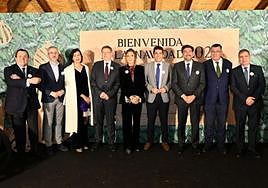 Ximo Puig y Carlos Mazón, entre otras autoridades, en el cóctel solidario navideño de Vectalia.