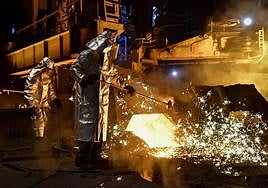 Trabajadores de una fábrica de metal