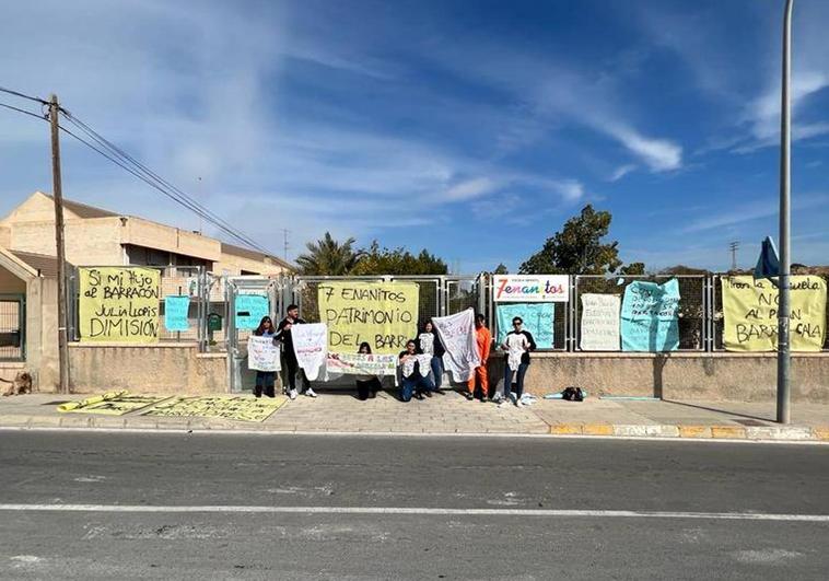 Padres de los alumnos de Siete Enanitos con pancartas contra el traslado.