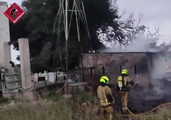 Labores de extinción en una finca
