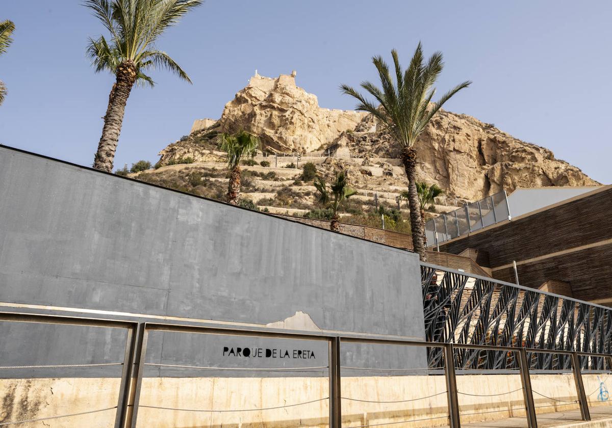 Vista del castillo de Santa Bárbara desde el parque de La Ereta