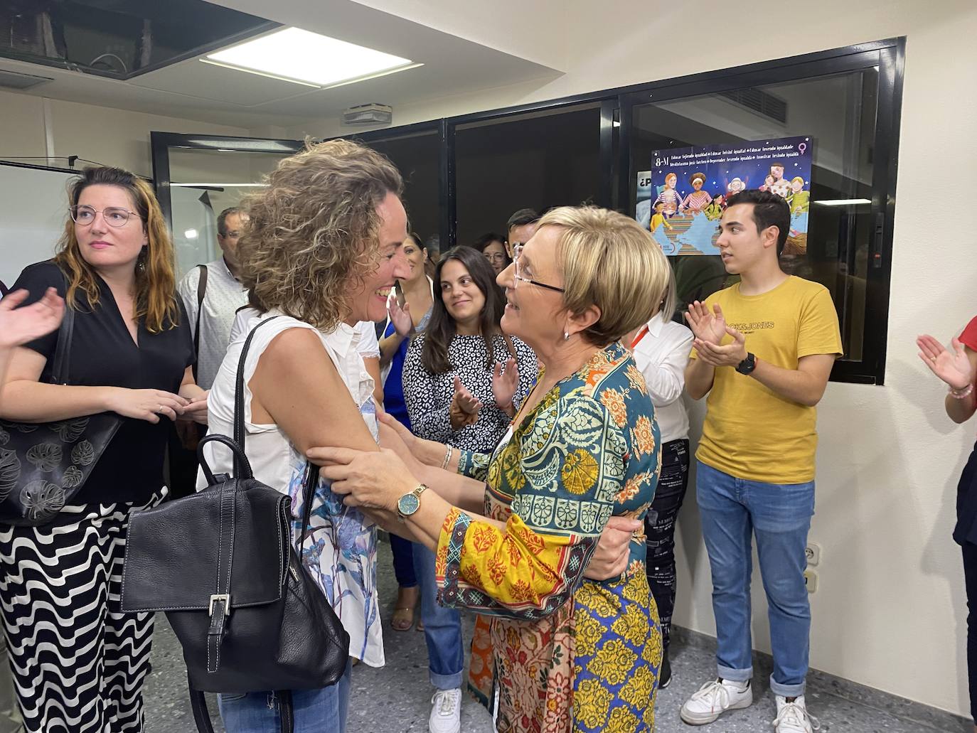 María José Adsuar saluda a Ana Barceló tras el triunfo de la segunda en las primarias del PSOE.