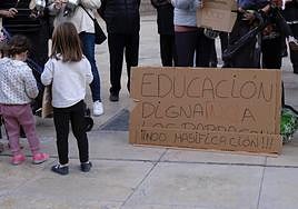 Cacerolada en protesta por la situación de las escuelas infantiles.
