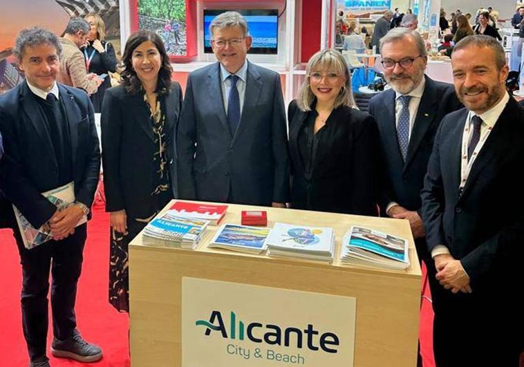 El presidente de la Generalitat, Ximo Puig, y la vicealcaldesa de Alicante, Mari Carmen Sánchez, con representantes del Gobierno central, en la ITB de Berlín.