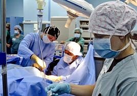 Una enfermera durante una operación quirúrgica