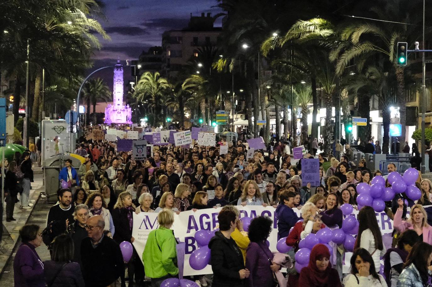 Miles de personas recorren Alicante en la manifestación del 8M