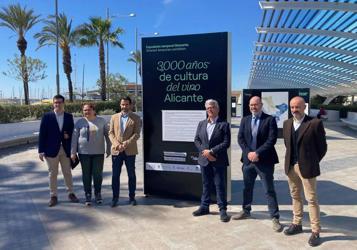 Inauguración de la exposición '3000 años de cultura del vino de Alicante' en Torrevieja.