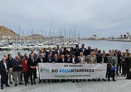 Los presentes posan junto con una pancarta que reclama agua trasvasada.