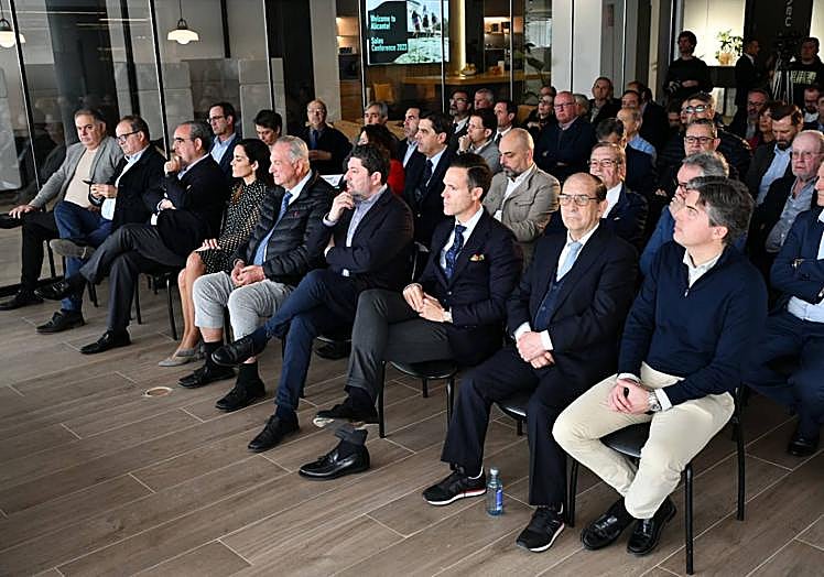 Empresarios y regantes de la provincia durante el desayuno y las ponencias