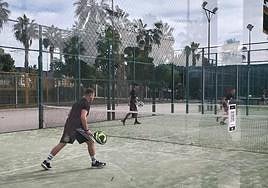 Estudiantes de la UA juegan al pádel en las instalaciones del campus.