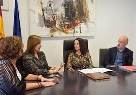 La consellera de Política Territorial, Rebeca Torró, con la alcaldesa de Xixona, Isabel López.