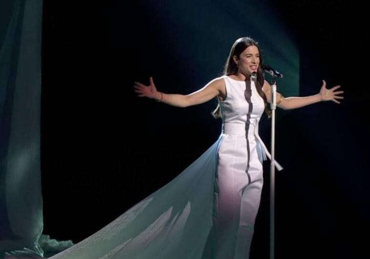 Velas, telas y sillas: el nuevo videoclip de Blanca Paloma para Eurovisión