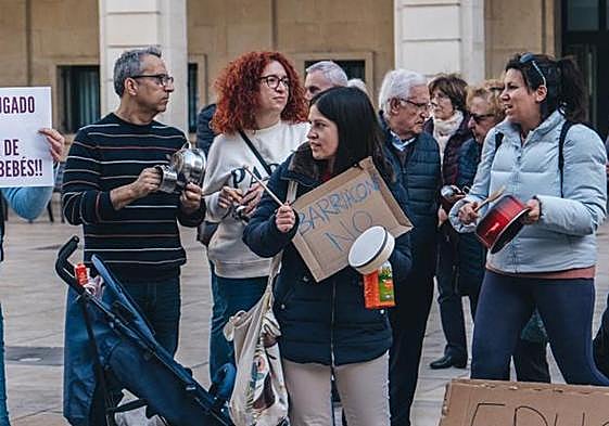 Cacerolada en protesta por el traslado de los bebés.