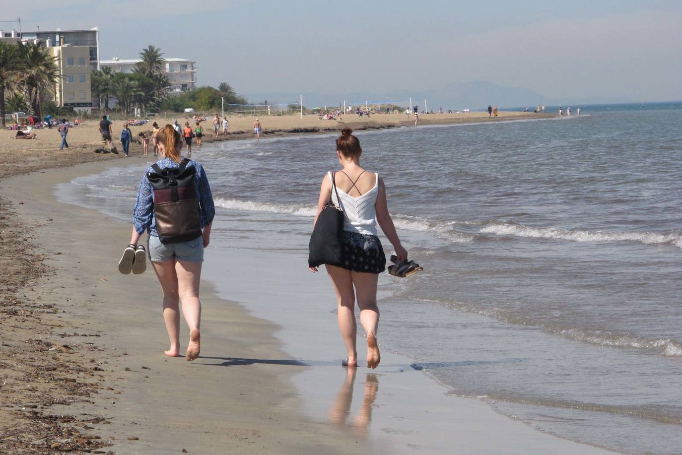 Las playas de Dénia se llenan en una jornada veraniega