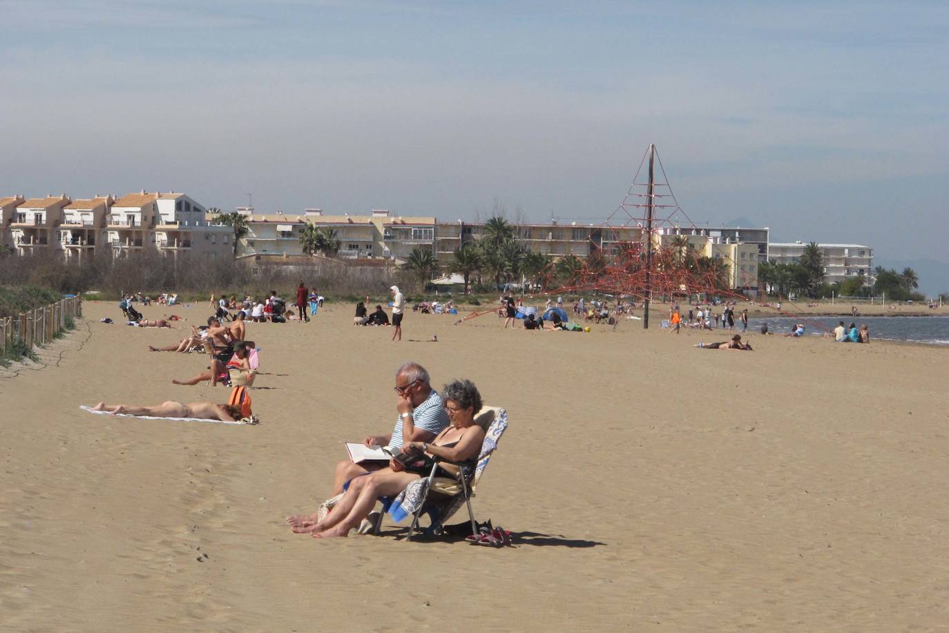 Las playas de Dénia se llenan en una jornada veraniega