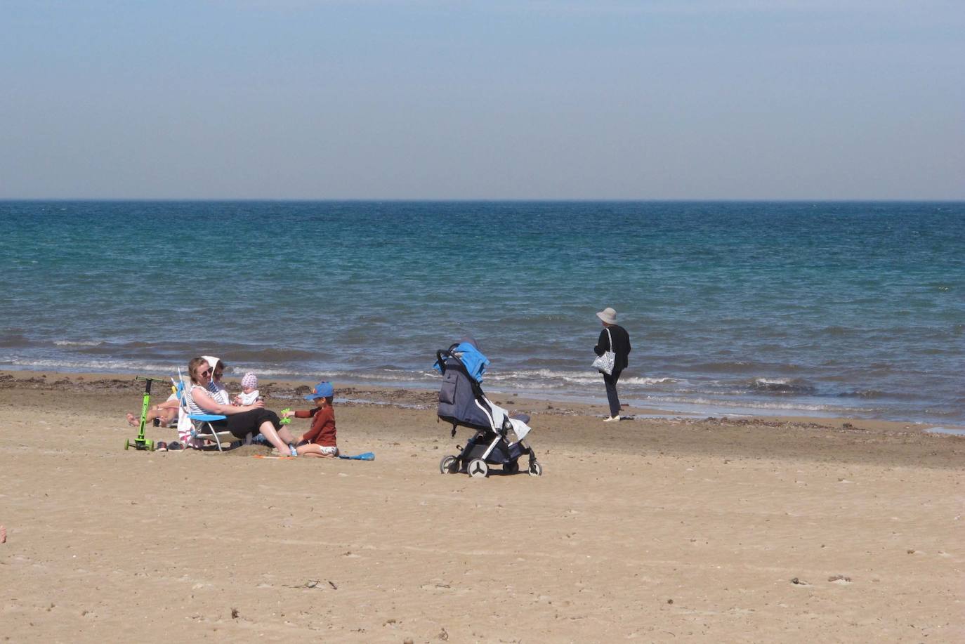 Las playas de Dénia se llenan en una jornada veraniega