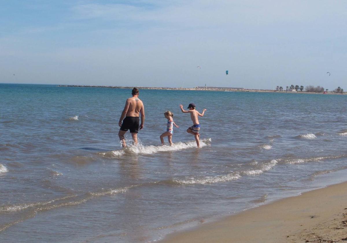 Las playas de Dénia se llenan en una jornada veraniega