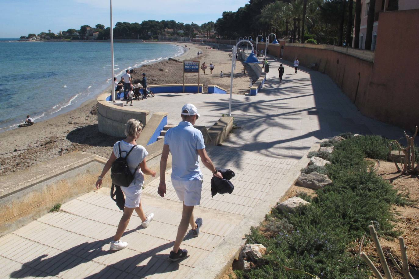 Las playas de Dénia se llenan en una jornada veraniega