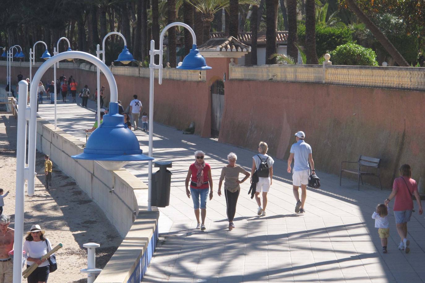 Las playas de Dénia se llenan en una jornada veraniega