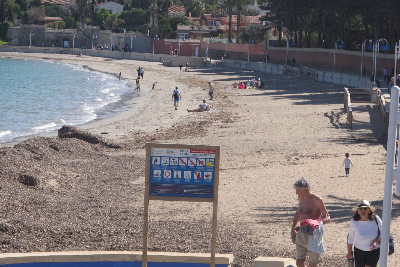 Las playas de Dénia se llenan en una jornada veraniega