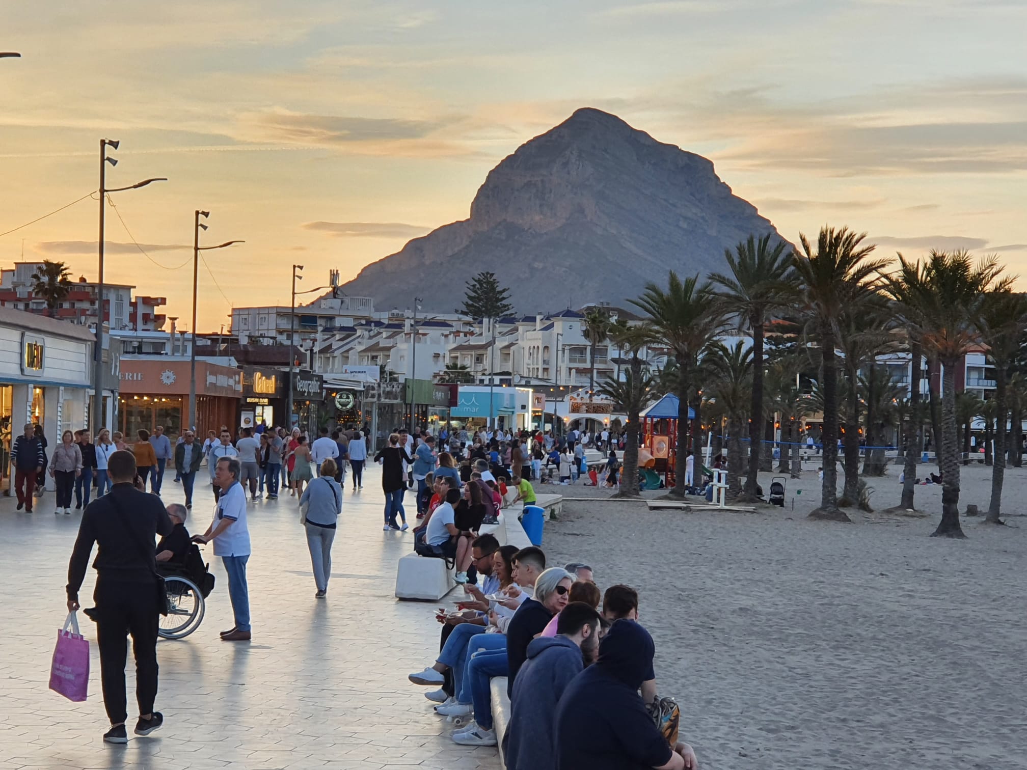 Imagen secundaria 2 - Gente de paseo durante este fin de semana en la Marineta, el Raset y la playa del Arenal de Xàbia.