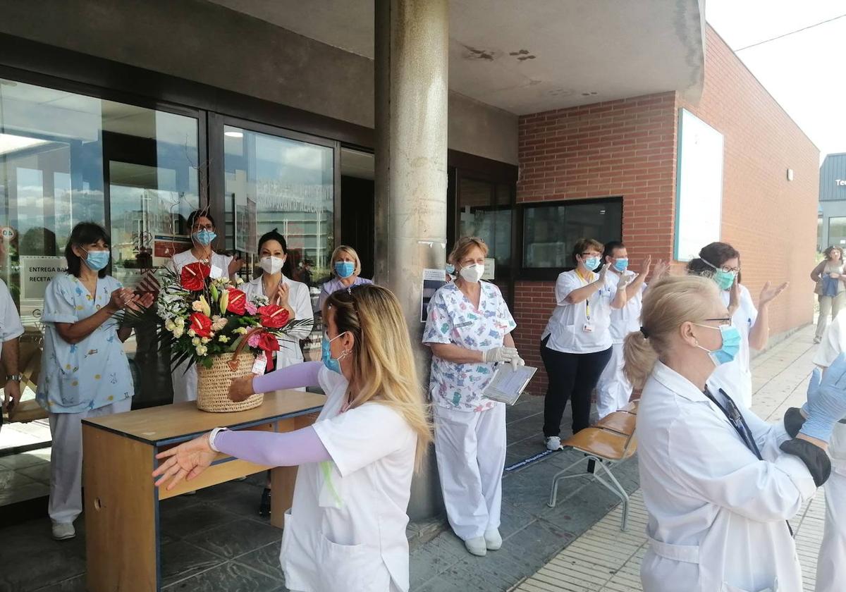 Un grupo de enfermeras reciben el agradecimiento de la gente.